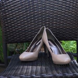 NEW gorgeous Bandolino nude platform heels